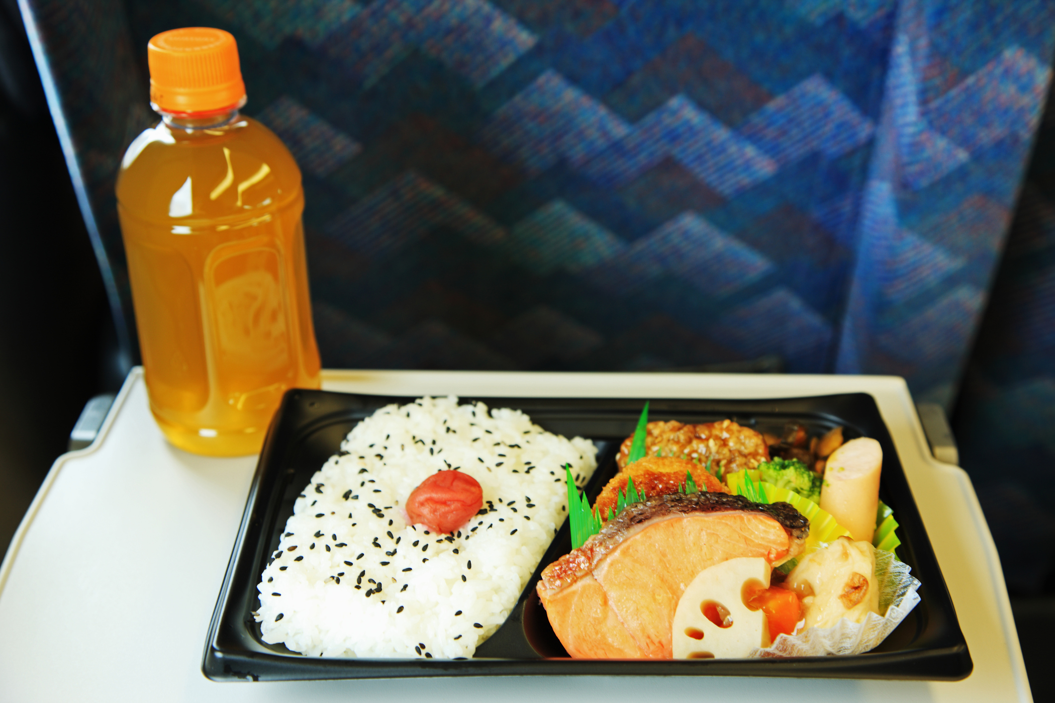 Ekiben vendido em uma viagem de shinkansen, com opção de chá verde