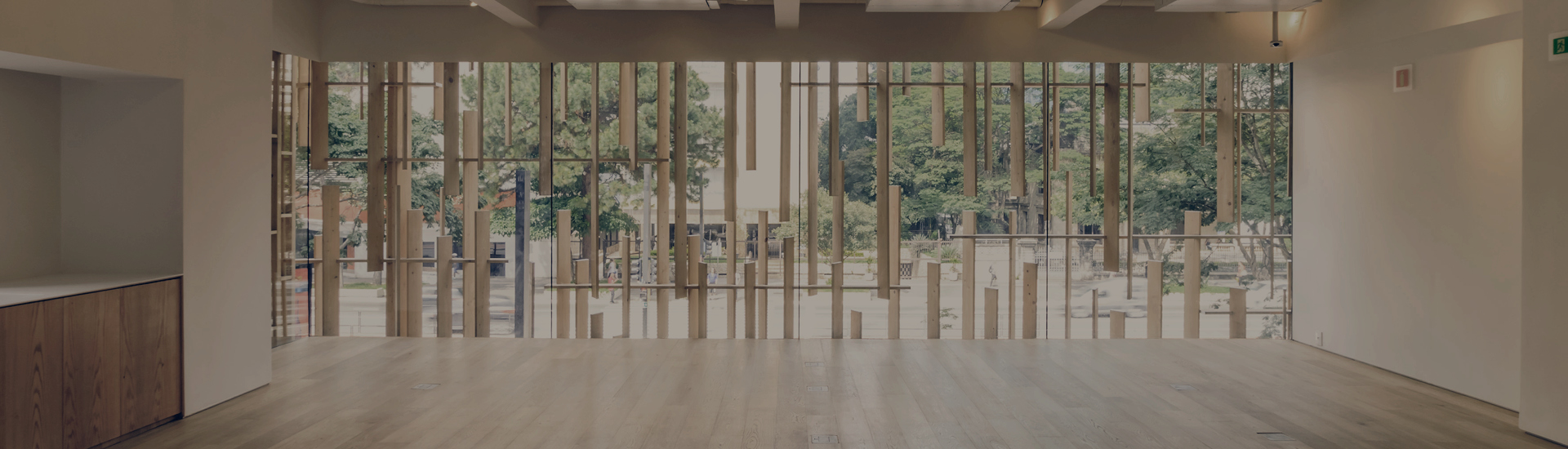 Fachada da Japan House São Paulo feita de madeira hinoki