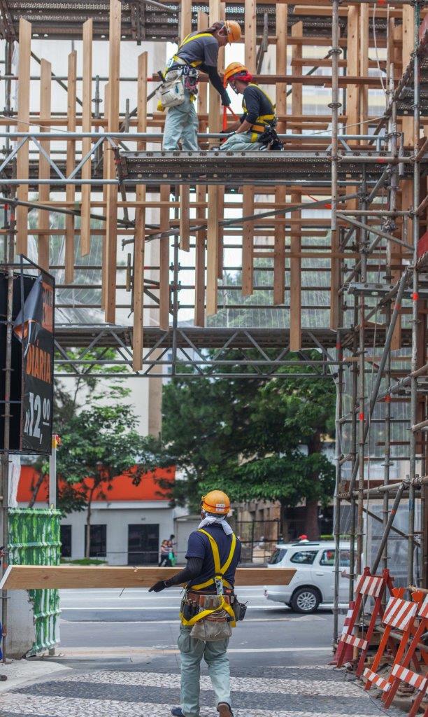 JAPAN HOUSE São Paulo monta painel de Hinoki que revestirá sua fachada na Avenida Paulista