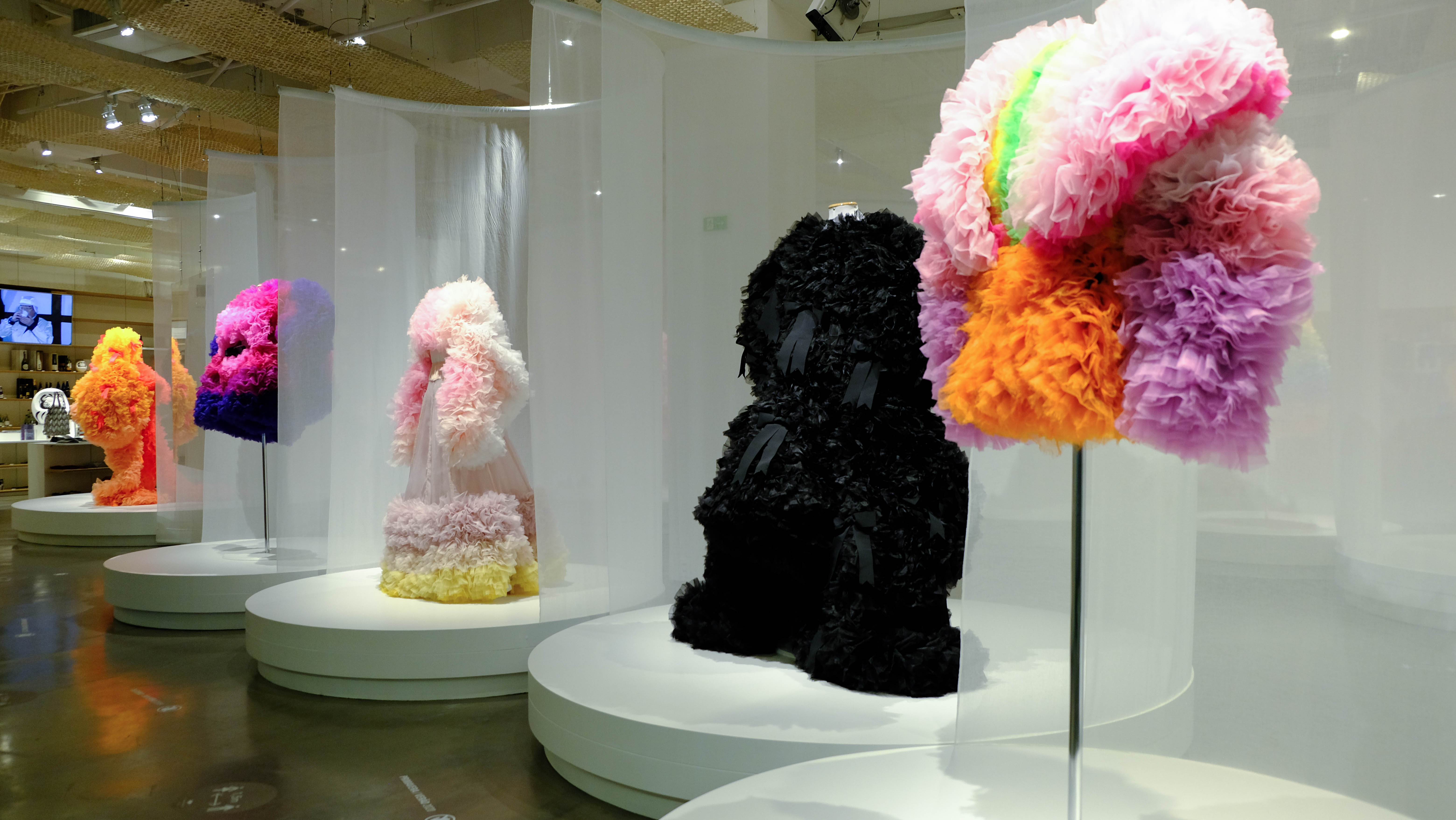 Foto da exposição O Fabuloso Universo de Tomo Koizumi, com vestidos volumosos em manequins.