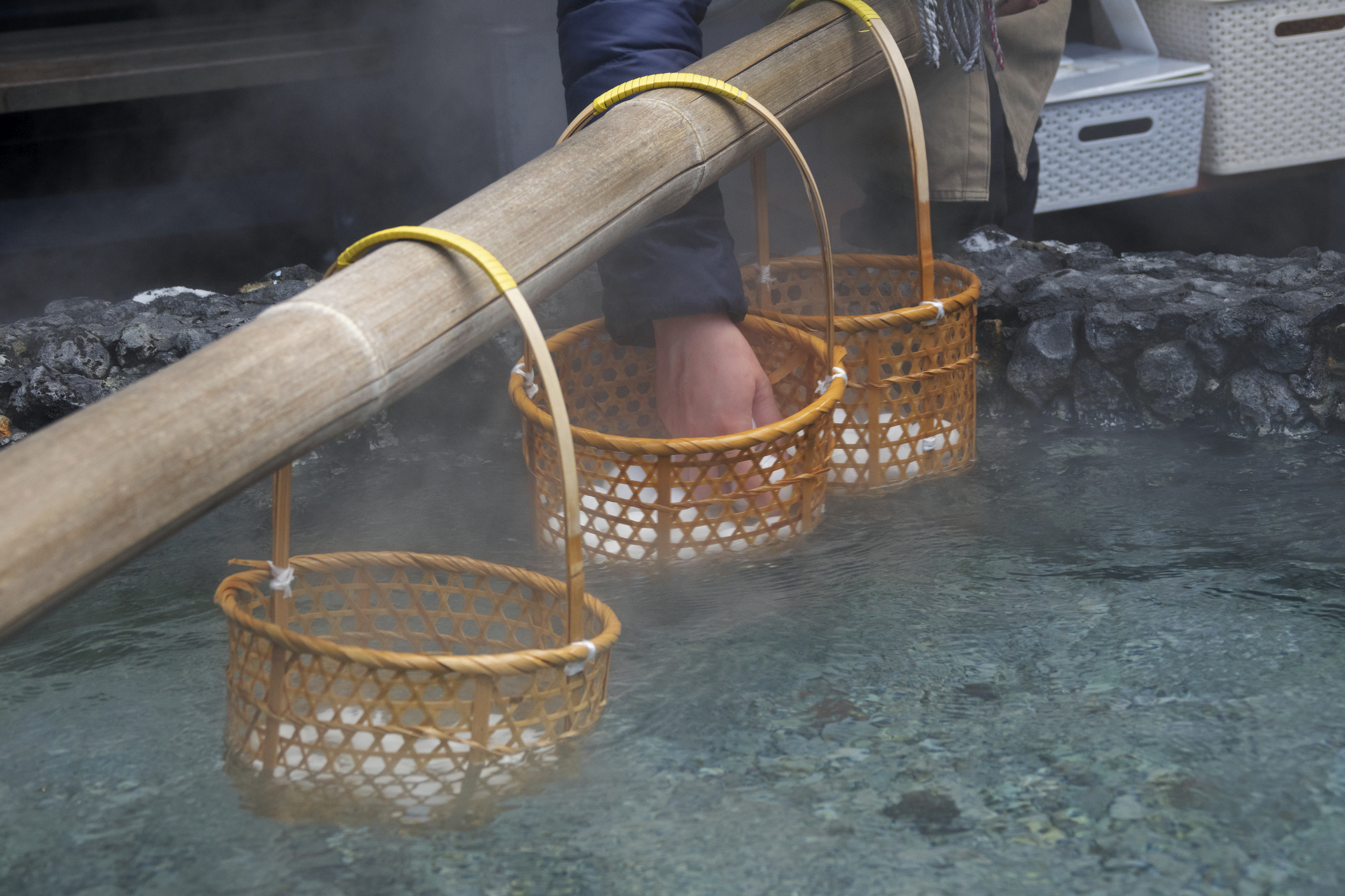 Onsen Tamago sendo cozidos nas águas termais