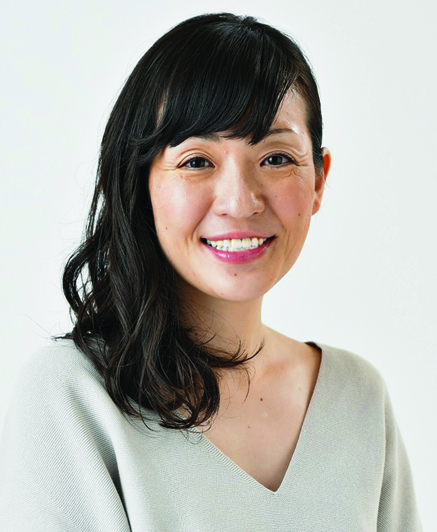 Retrato da autora japonesa Sayaka Murata, em fundo branco