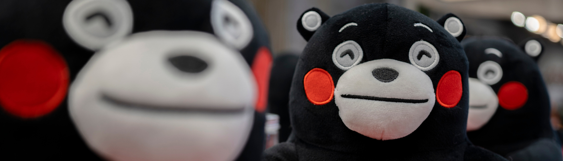 Ursos pretos de pelúcia, com a bochecha vermelha, um dos mascotes do Japão