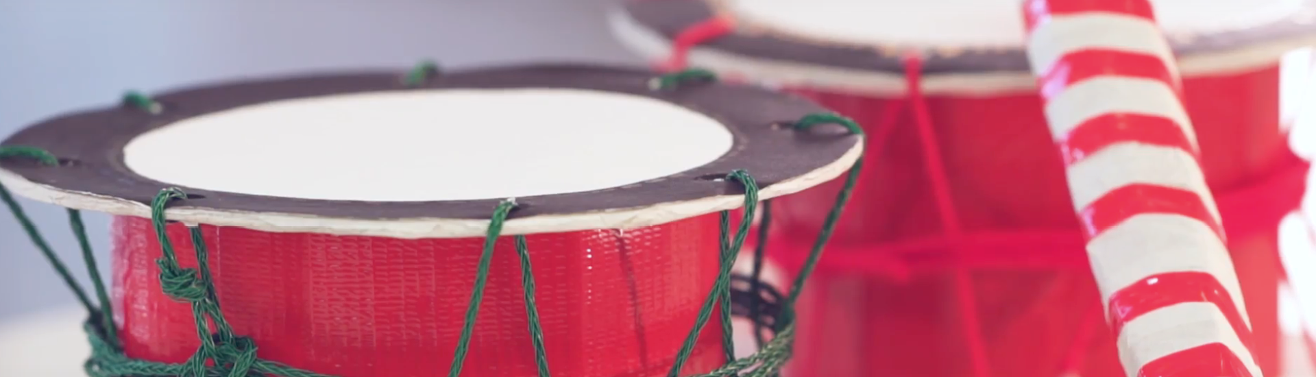 Detalhe de dois taikos - grandes tambores vermelhos.