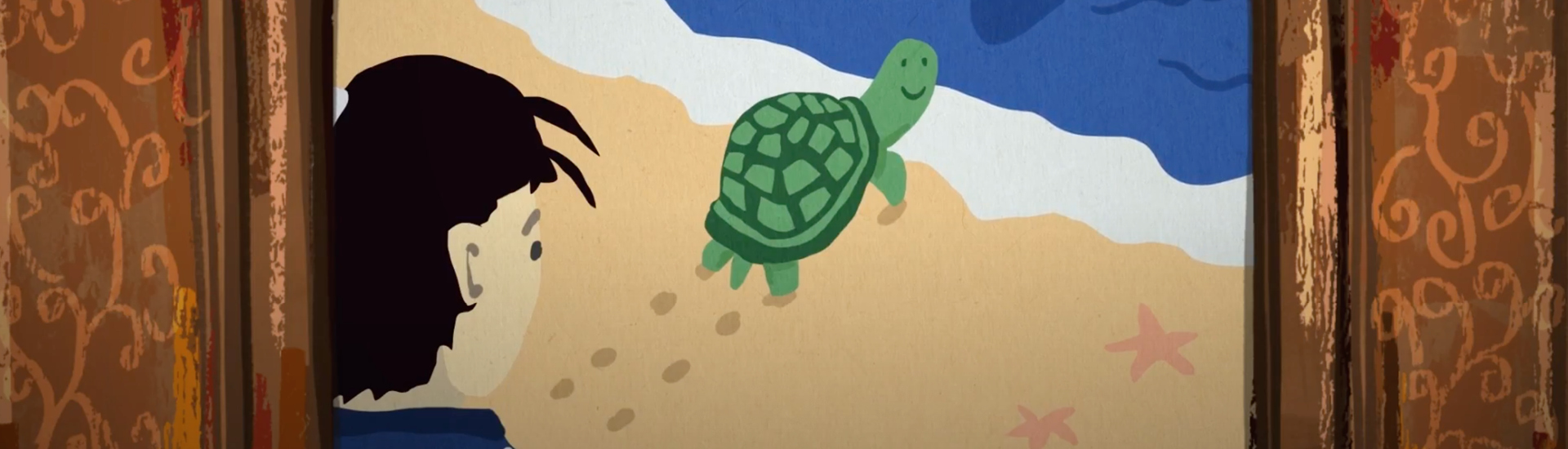 Kamishibai com ilustração do conto Urashima Taro. Um menino de perfil avista uma tartarura verde caminhando em direção ao mar.