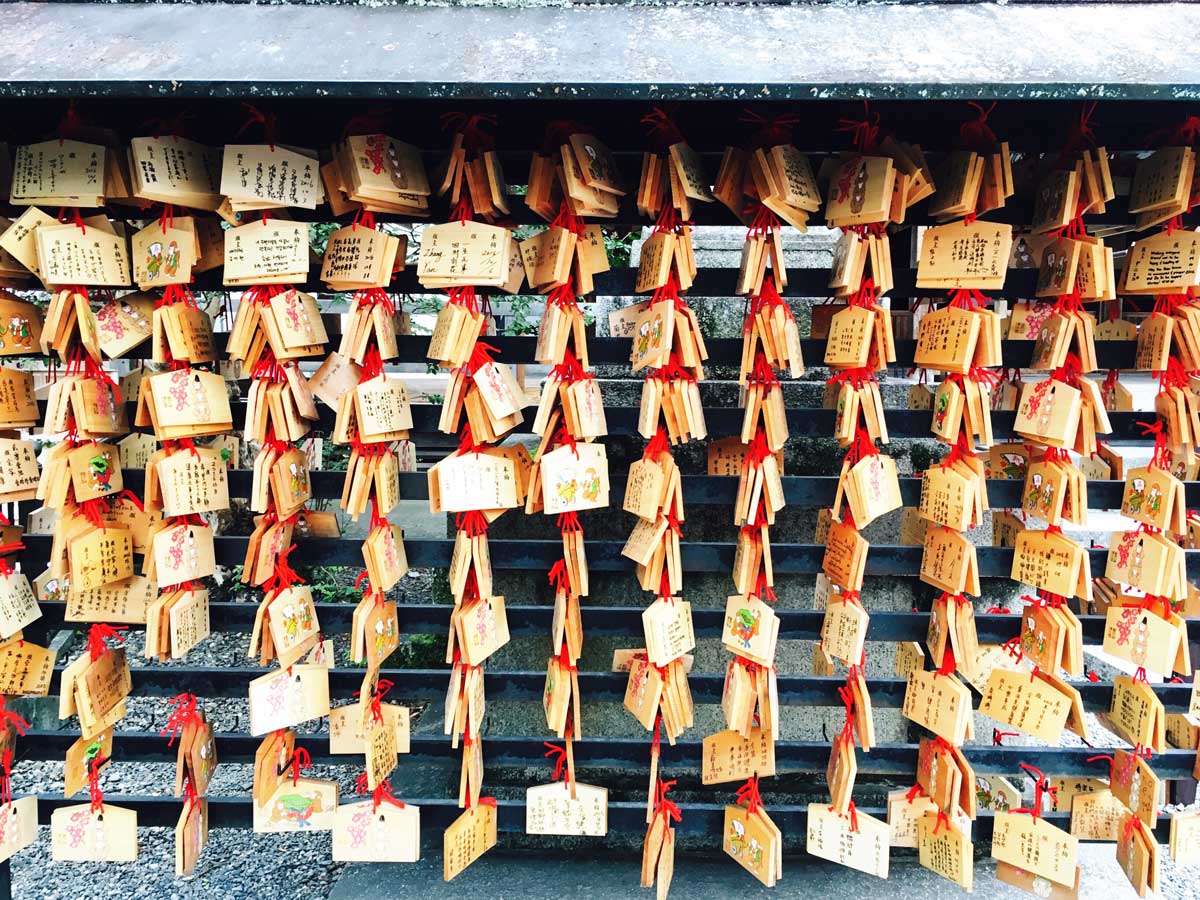 Ema: as Oferendas Feitas em Santuários Xintoístas. Na foto, placas de madeira penduradas com corda vermelha.
