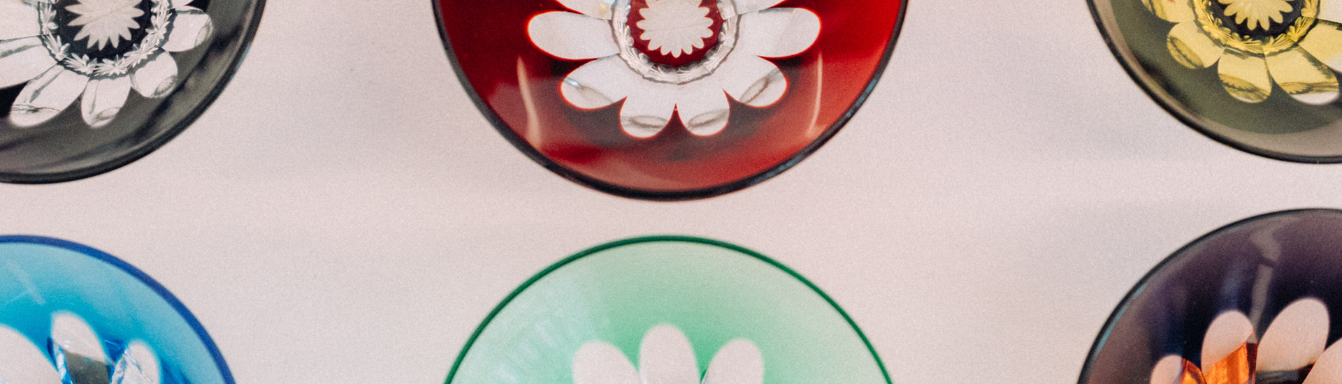 Detalhes de peças de vidro coloridas da exposição Sopros.