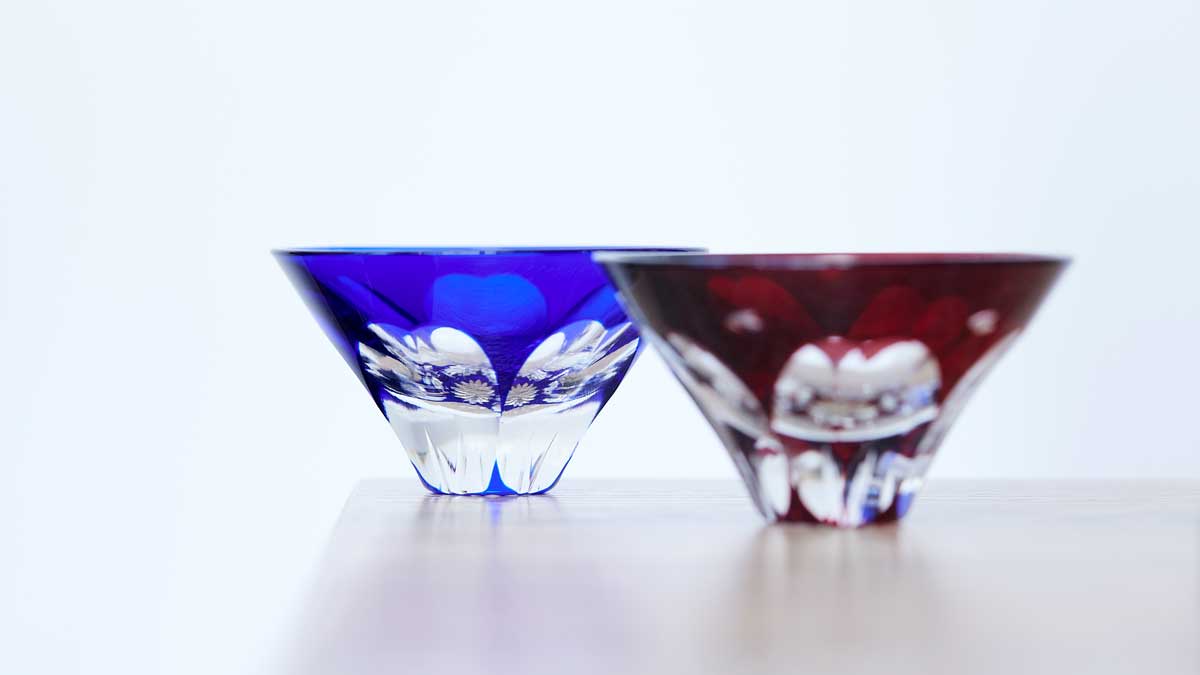 Edo Glass: recipientes de vidro sobre mesa branca