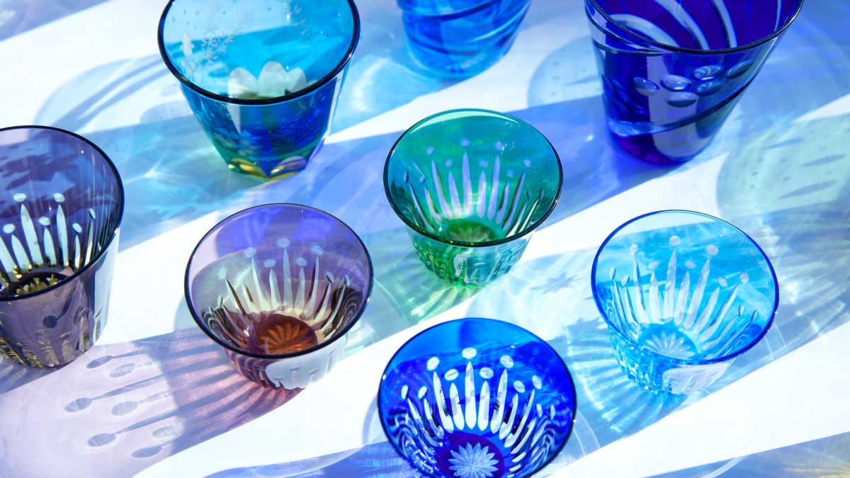 Edo Glass: recipientes de vidro sobre mesa branca