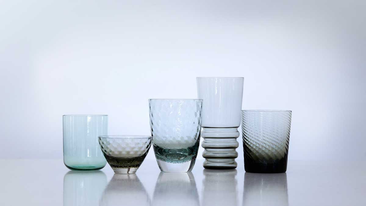 Edo Glass: recipiente de vidro sobre mesa branca