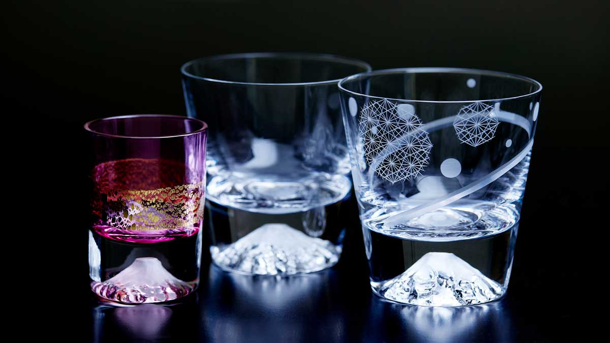 Edo Glass: recipientes de vidro em fundo preto.