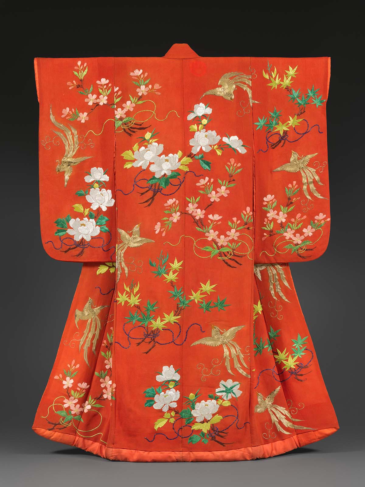 Kimono vermelho com desenhos de flores de Sakura 