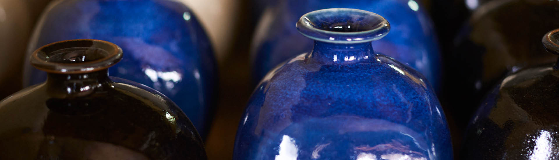 Detalhe de potes de cerâmica azuis e pretos