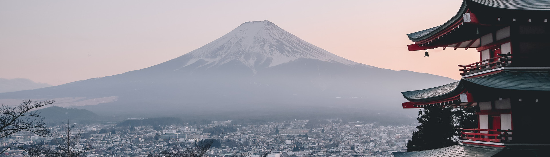 Imagem de paisagem do natural do japão com o monte Fuji ao fundo 