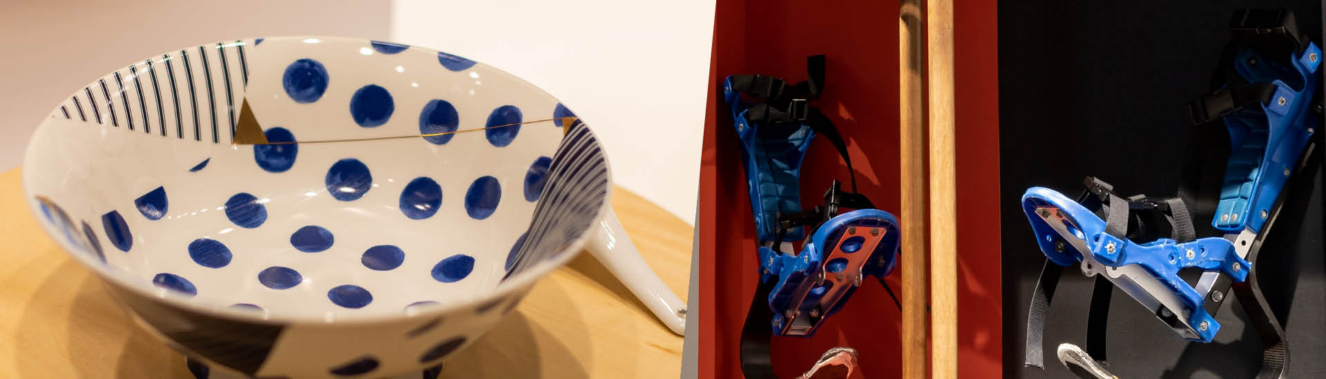 Duas fotos de detalhes das exposições em cartaz na JHSP. Ao lado esquerdo, tigela de cerâmica branca com estampa geométrica azul, sobre mesa de madeira. Ao lado direito,  próteses de corrida em formato de bota, azul, em fundo vermelho e preto.