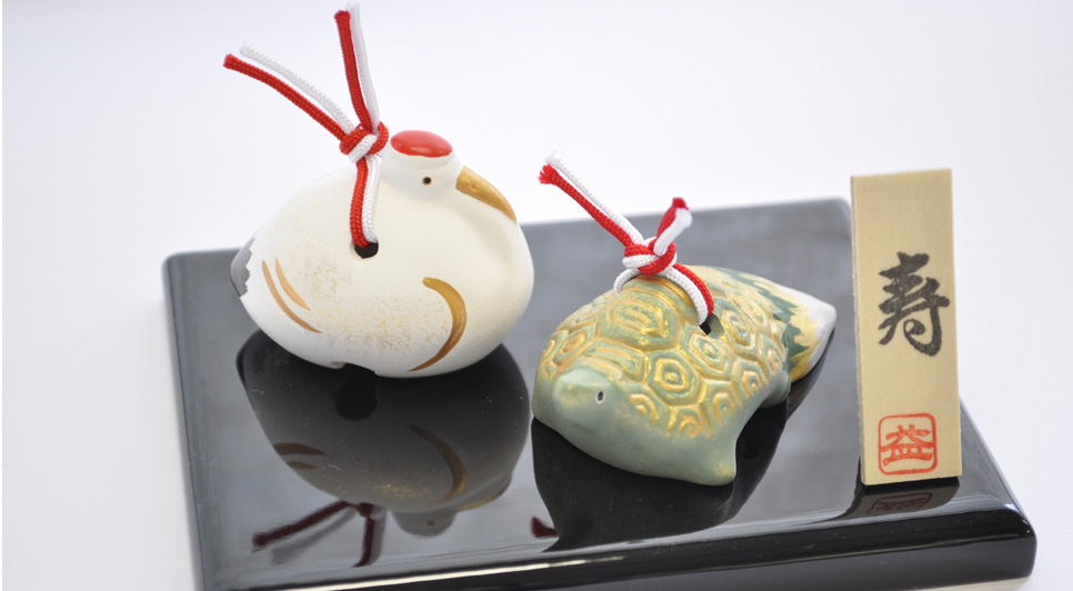 Imagem de um amuleto tradicional japonês de grou e a tartaruga 