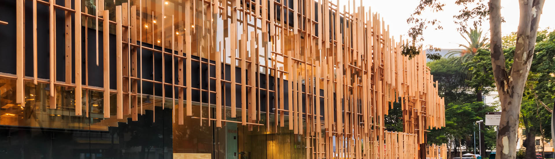 Detalhe da fachada da JHSP de madeira hinoki.