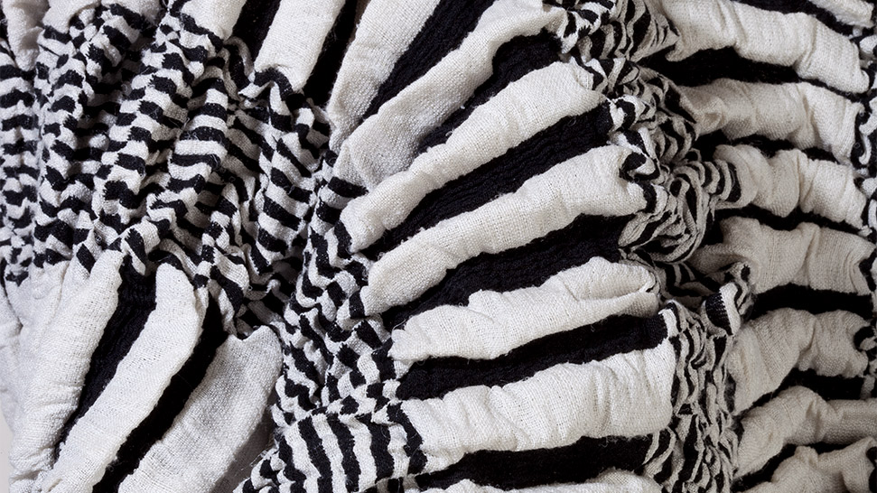 Fotografia do tecido ‘Kibiso Crisscross’ projetado pela Nuno e feito de ‘kibiso’, seda crua e algodão na com listras preto e branco.