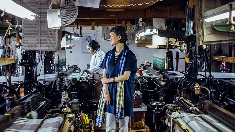 Reiko Sudo na oficina de tecelagem.