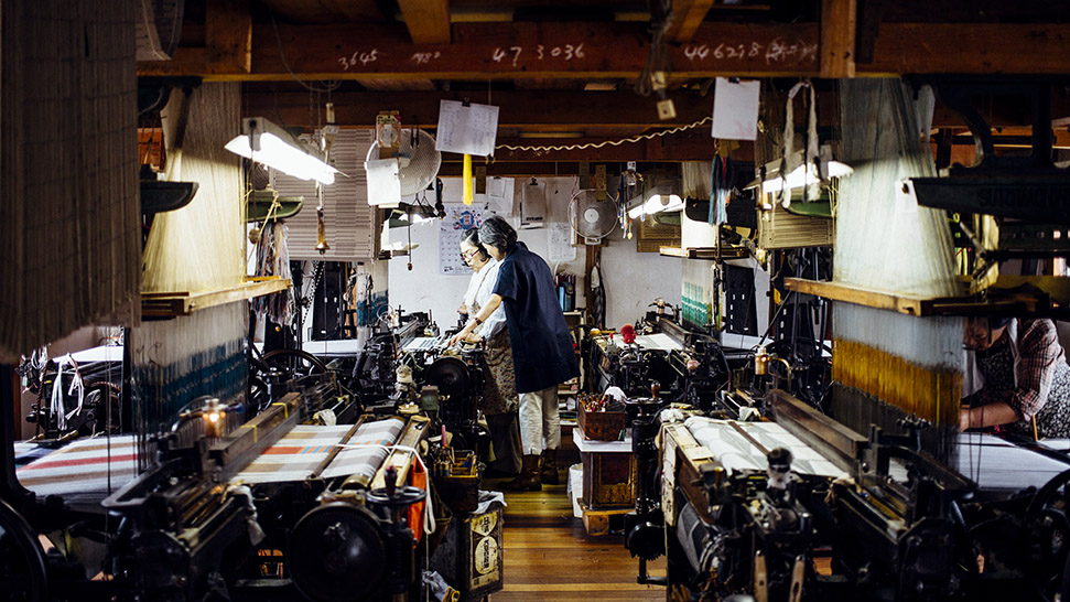 Fotografia de Sudō Reiko em uma visita à oficina de tecelagem Hyodo Orimono, na província de Gunma.