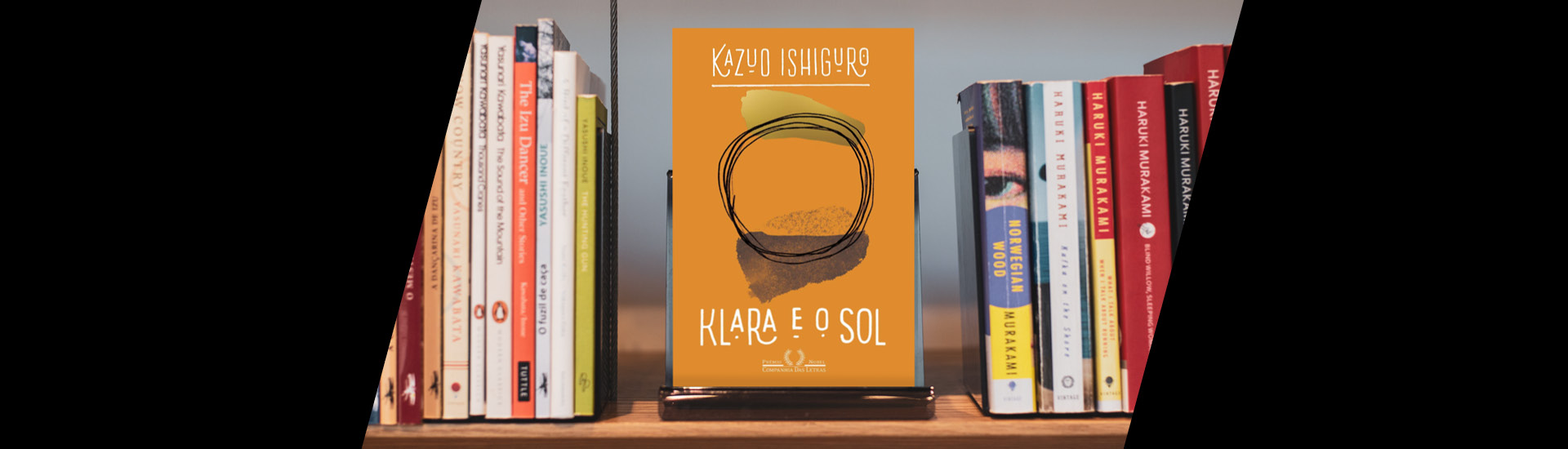 Estante de livros com destaque de 'Klara e  o sol', de Kazuo Ishiguro, ao centro.