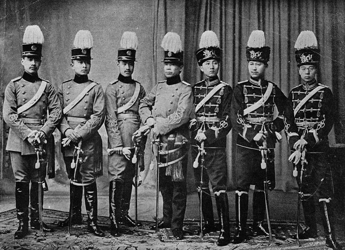 Imagem de um grupo de generais japoneses vestindo uniformes militares de estilo europeu durante o final da era Meiji. Imagem de 1905.