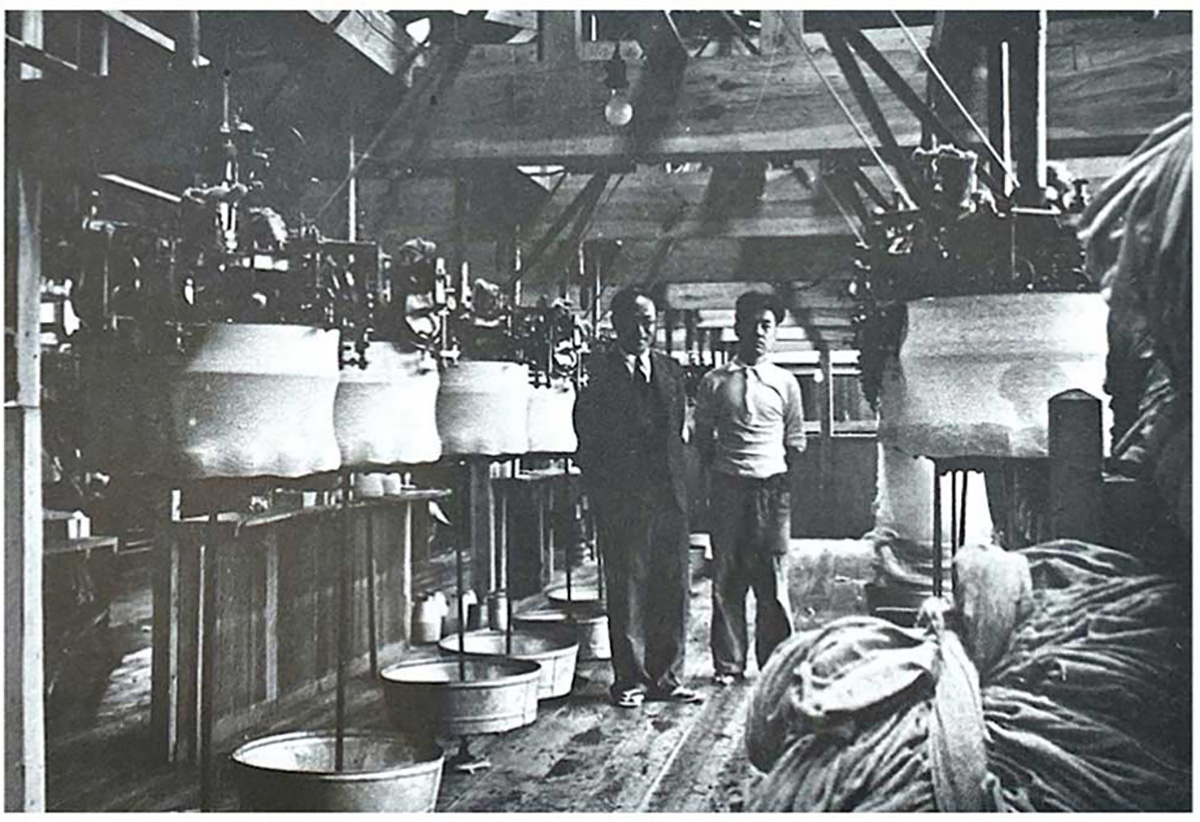 Imagem em preto e branco da fábrica Kawabe Meriyasu. 