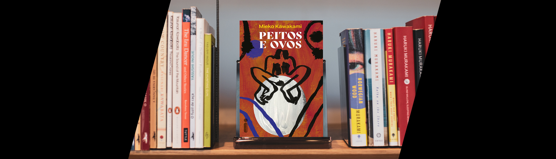 Livro Peitos e Ovos, de Mieko Kawakami em prateleira com outros livros ao lado
