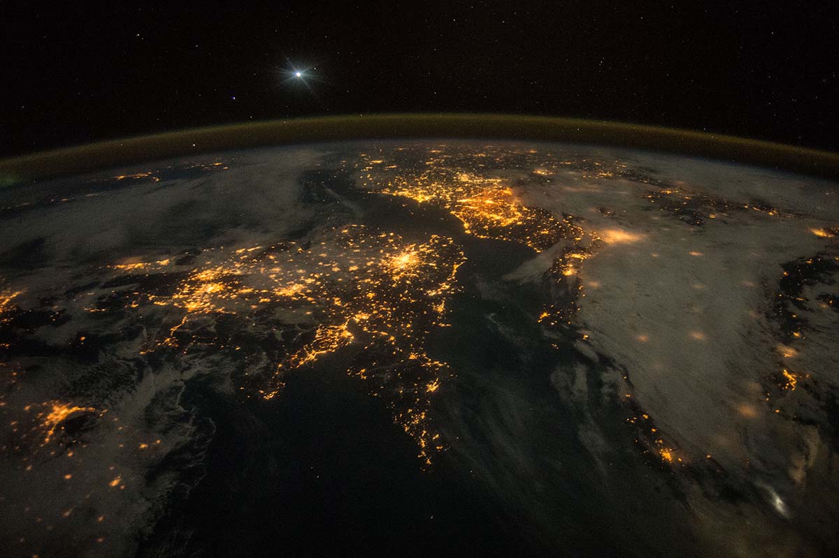 Visão espacial da terra a noite 