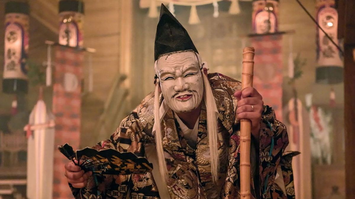 Imagem de uma pessoa usando máscara em uma  apresentações de Iwami Kagura