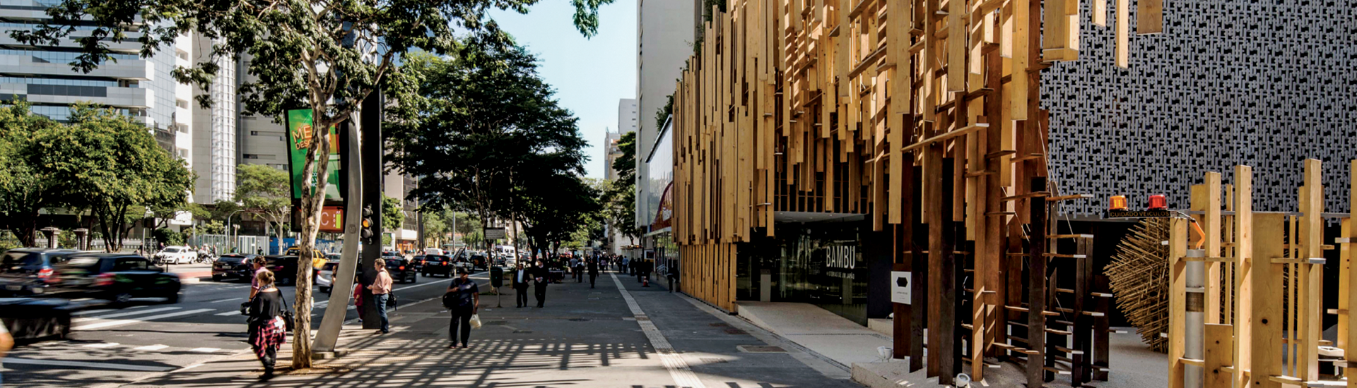 Fachada da Japan House São Paulo e calçada da Avenida Paulista