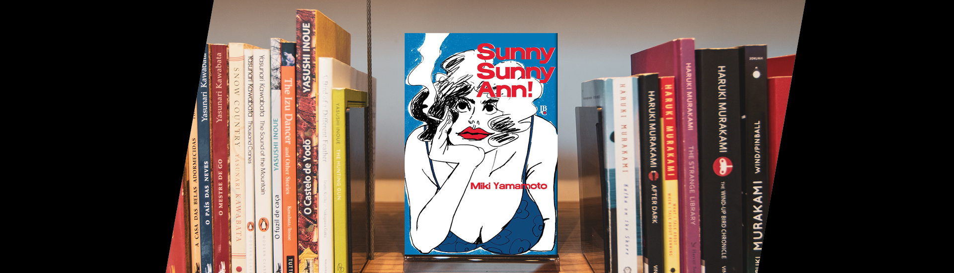 Livro Sunny Sunny Ann!, de Miki Yamamoto em prateleira com outros livros ao lado