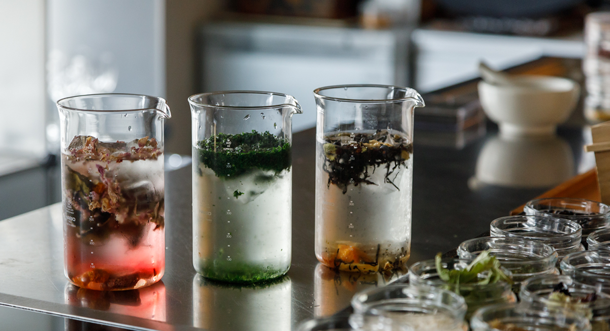 Foto de 3 copos com infusão de 3 tipos de ervas
